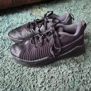 Nike Basketball Team Hustle Quick 2 Triple Black Athletic Sneakers 4.5Y